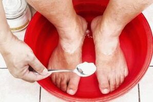 A bath with soda and tar soap will remove fungus from the legs